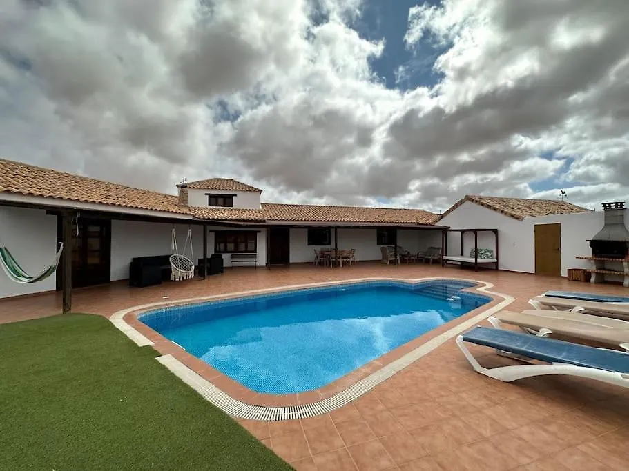 Villa With Pool In The Centre Of Fuerteventura contacts