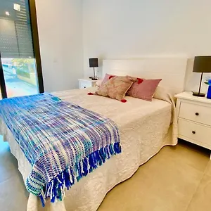 Con Piscina Privada En La Urb. De Puerto Rey Los Amarguillos